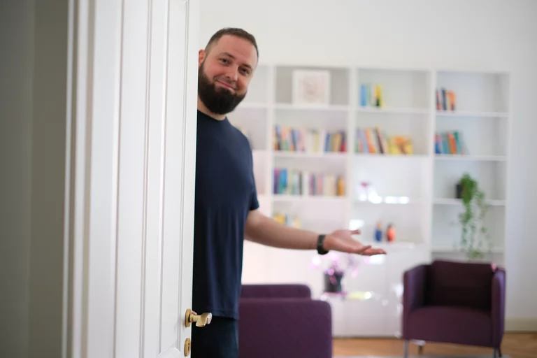 Dr. Sebastian Hümbert-Schnurr
Öffnet die Tür in den Coaching-Raum